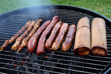 Grillen mit Thüringer Bratwurst, Grillfackeln und in Holzblättern