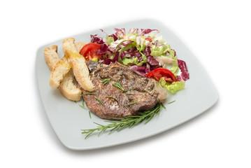 Braciola di maiale arrosto con contorno di insalata fresca e crostini 
