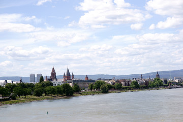 Fototapeta premium Stadt Mainz / Ein Blick über die Stadt Mainz mit dem Dom sowie der Promenade am Fluss Rhein.