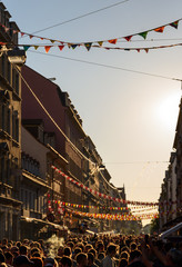 Feiernde Menschen in der Stadt