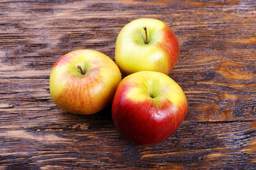 ripe apples on a wooden table, summer harvest, healthy eating.
