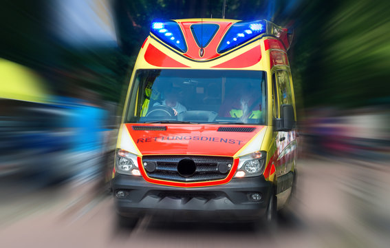 Krankenwagen mit Notarzt f&auml;hrt sehr schnell zum Unfallort bzw. zur hilfebed&uuml;rftigen Person