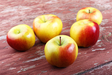ripe apples on a wooden table, summer harvest, healthy eating.