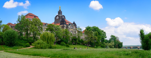 Staatskanzlei im Grünen - Dresden an der Elbe