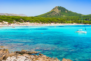 Sommer Strand Mallorca Spanien Mittelmeer Bucht Boot Cala Agulla