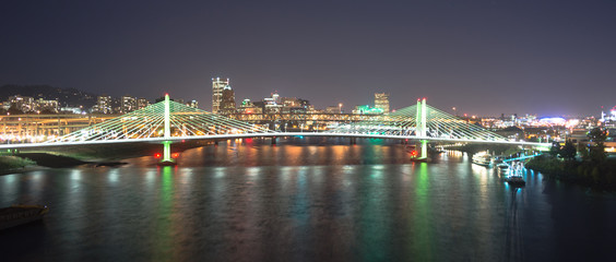 Fototapeta na wymiar Tilikum Crossing Portland Oregon New Bridge Construction Willamette River