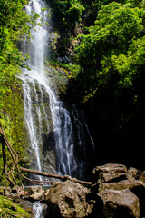 Obraz premium Wasserfall nahe Hana auf Maui, Hawaii, USA.