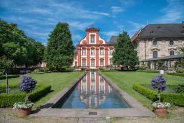 Fototapeta na wymiar Barockviertel in Fulda mit Wasserspiegelung