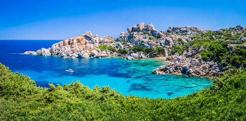 Bizarre granietrots en azuurblauwe baai in Capo Testa, Sardinië, Italië