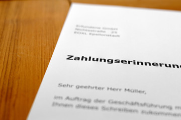 Obraz premium A letter on a wooden table - payment reminder
