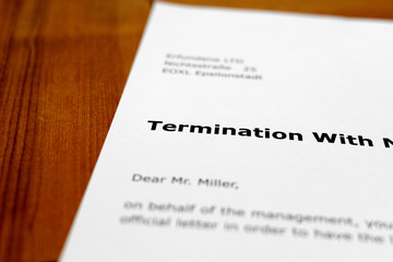 Obraz premium A letter on a wooden table - notice of termination