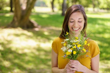 Naklejka premium Young woman holding a simple posy of flowers