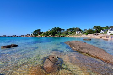 La belle plage Saint-Guirec à Ploumanach en Bretagne
