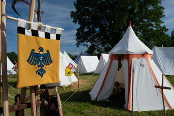 Tenda e stendardo medievale in una ricostruzione storica