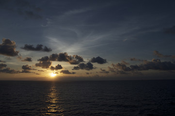 Atardecer puesta de sol alta mar