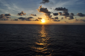 Atardecer puesta de sol alta mar