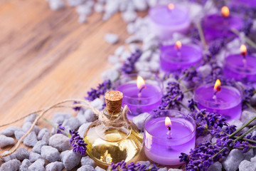 Lavendelöl und Duftkerzen