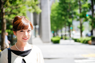 都会を歩く可愛い女性