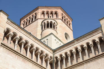 Fototapeta na wymiar duomo chiesa palazzo campanile palazzo storico 
