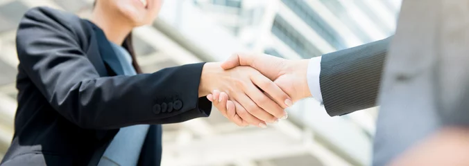 Foto op Plexiglas Businesswoman making handshake with a businessman © Atstock Productions