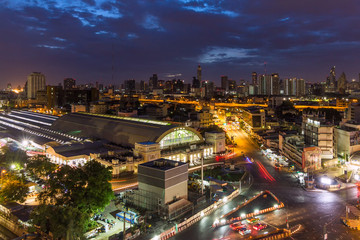 Fototapeta premium Cityscape And Traffic On Road Near Bangkok Railway Station With Cloud At The Dawn
