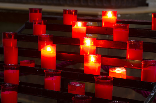 VELAS ENCENDIDAS EN CATEDRAL IGLESIA
