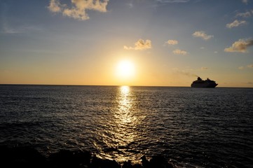 Fototapeta na wymiar crucero alta mar puesta de sol