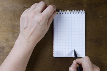 Obraz premium Hand writing on empty notepad