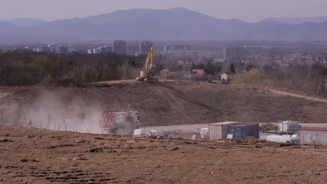 Pelleteuse et camion dans un chantier