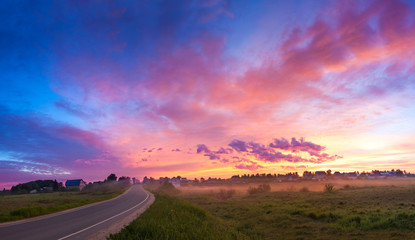 Obraz premium wiejski krajobraz z panoramą wschód słońca, błękitne niebo i chmury.
