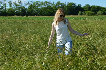 Fototapeta premium Portrait of the young woman in the field