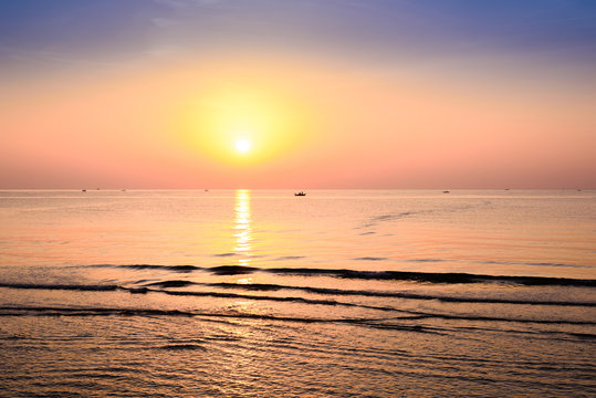 Fototapeta Beautiful tropical sunrise on the beach.