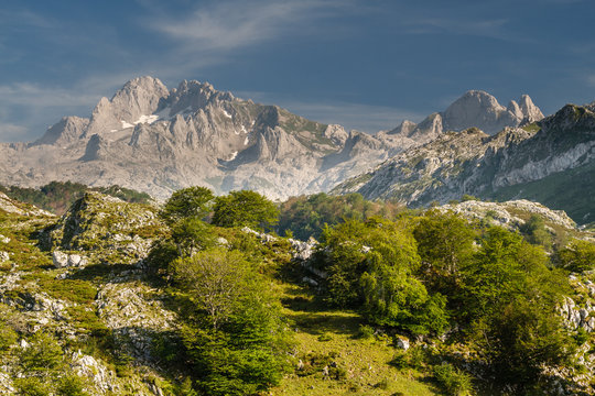Torre Santa Mar&iacute;a de Enol y Cebolleda. Macizo Occidental de Picos de Europa, Corni&oacute;n.