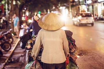 Vietnamesische Straßenhändlerin in der Nacht