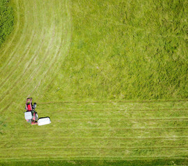 Luftbild, Traktor beim Gras mähen