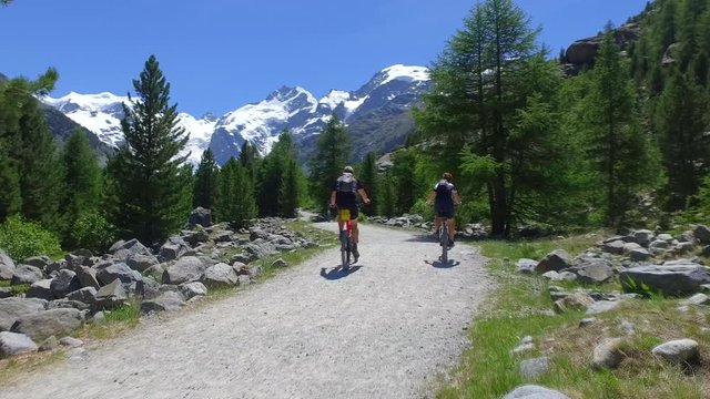 video 4k - Escursione in mountain bike in alta montagna - Svizzera