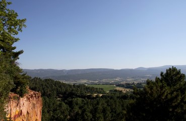 Fototapeta na wymiar le sentier des ocres à Roussillon, petit village de Provence dans le Vaucluse