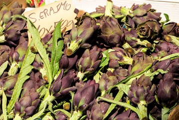 Einheimische Artischocken von der Insel Sant´Erasmo auf dem Rialto-Markt in Venedig