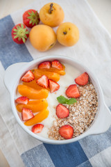 Joghurt mit Müsli und Beeren 