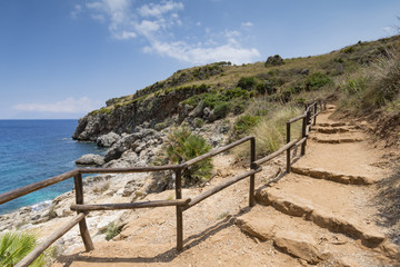 Sentiero per la spiaggia di Cala Capreria all'interno della Riserva Naturale dello Zingaro, Sicilia	