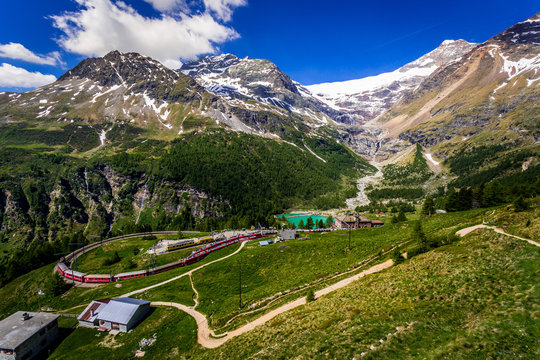 Pal&uuml;gletscher von Alp Gr&uuml;m aus gesehen. Berninastrecke der Rh&auml;tischen Bahn im Vordergrund.