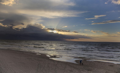 Zachód słońca za chmurą nad polskim morzem