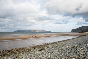 A beach in North Wales with many rocks and pebbles on it