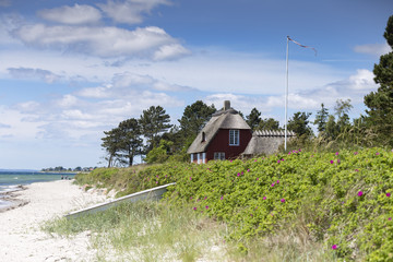 Haus mit Reetdach am Strand