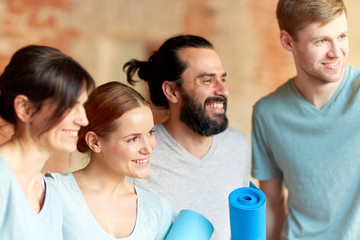 Obraz premium group of people with mats at yoga studio or gym