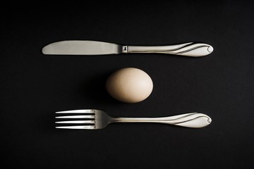 Jajko z nożem i widelcem - obrazy, fototapety, plakaty