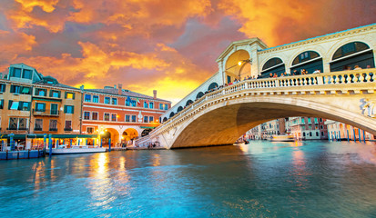 Fototapeta na wymiar Bright charming panoramic landscape Rialto Bridge in Venice, Italy, Europe, at sunset
