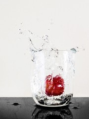 Rozprysk wody w szklance - obrazy, fototapety, plakaty