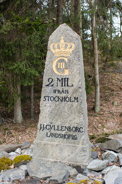 Gammal milstolpe vid en liten v&auml;g p&aring; V&auml;rmd&ouml; 1/11