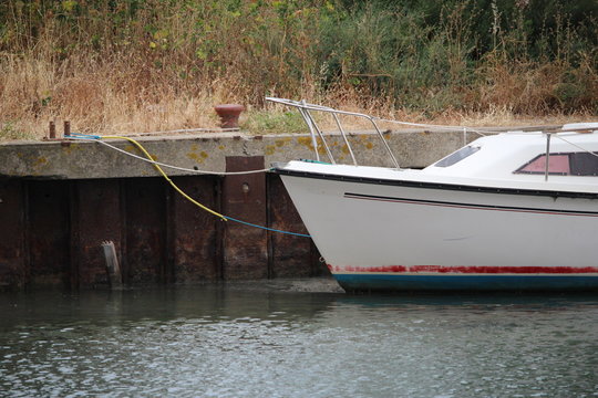 bâteau barque dasn un port